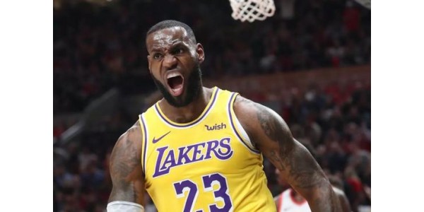 Prediciendo que James anotará 1er en la historia Prediciendo que James anotará 1er en la historia
